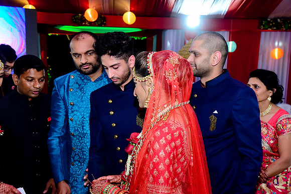 985
